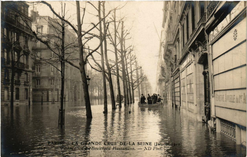 Carte postale ancienne Paris Boulevard Haussmann Inondations 1910 à Paris