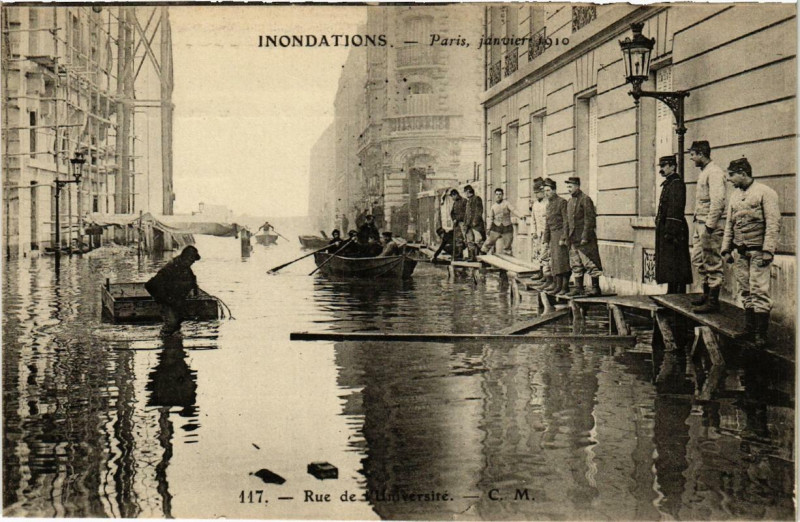 Carte postale ancienne Paris Rue de l'Universite Inondations 1910 à Paris