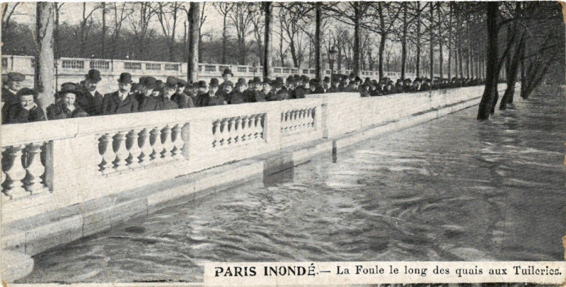 Carte postale ancienne Paris La Foule le long des quais aux Tuileries Inondations 1910 à Paris