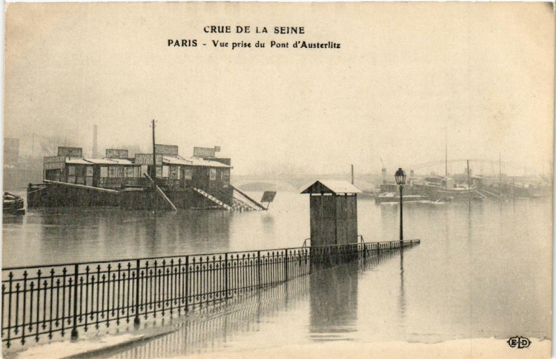Carte postale ancienne Paris vue prise du Pont d'Austerlitz Inondations 1910 à Paris