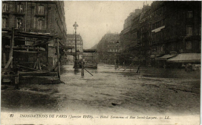 Carte postale ancienne Paris Hotel Terminus et Rue Saint-Lazare Inondations 1910 à Paris