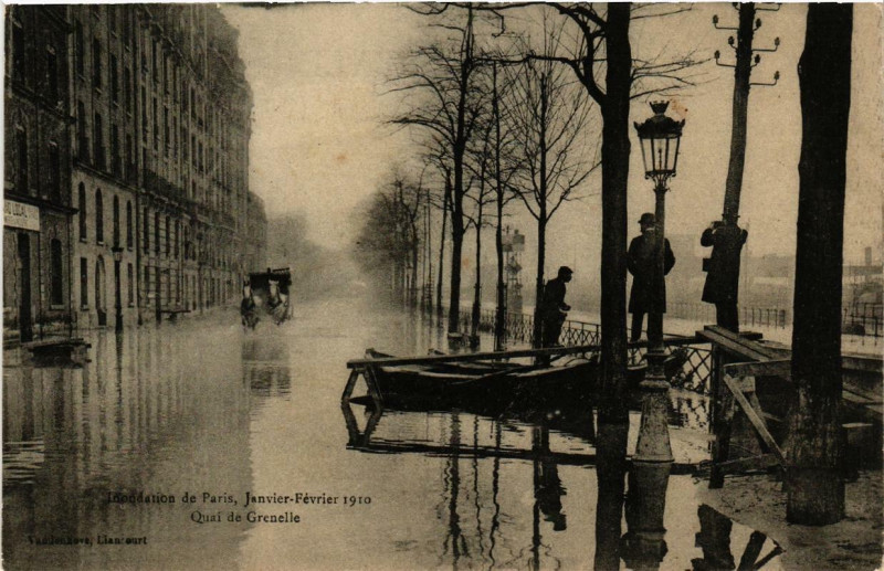 Carte postale ancienne Paris Quai de Grenelle Inondations 1910 à Paris