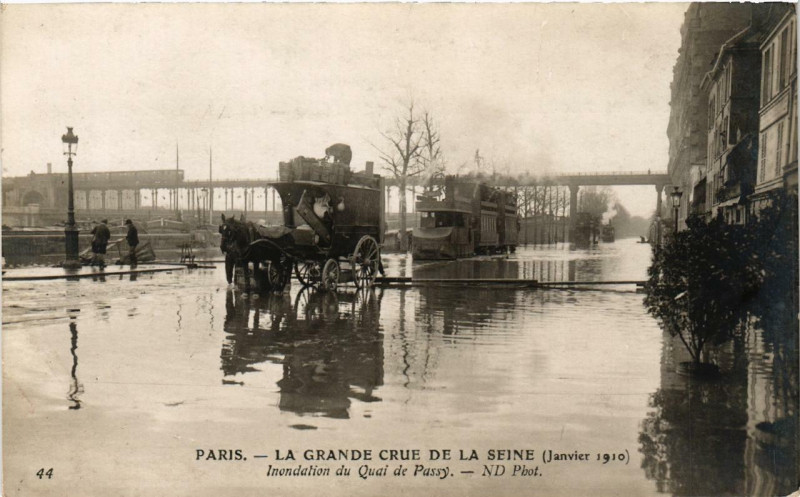Carte postale ancienne La grande crue de la Seine (Janvier 1910) - Inondation du Quai de Passy. à Paris 16e