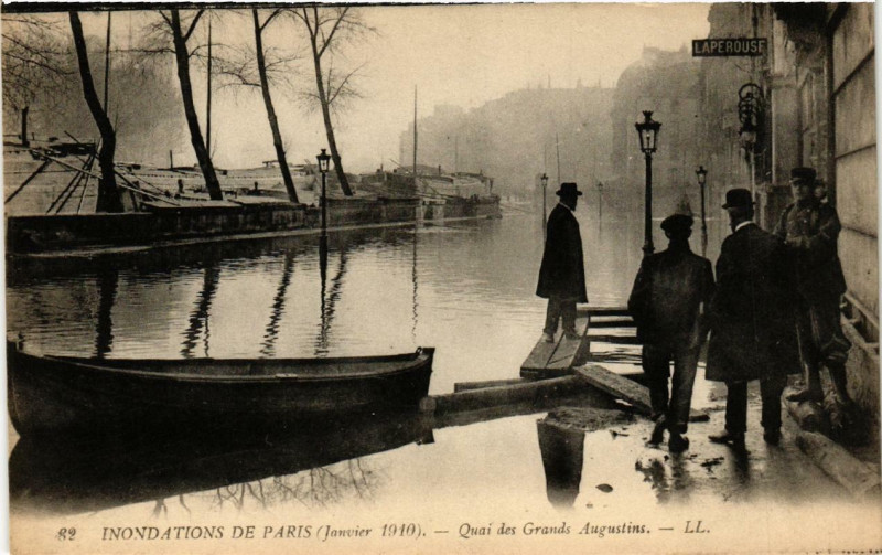Carte postale ancienne Paris Quai des Grands Augustins Inondations 1910 à Paris