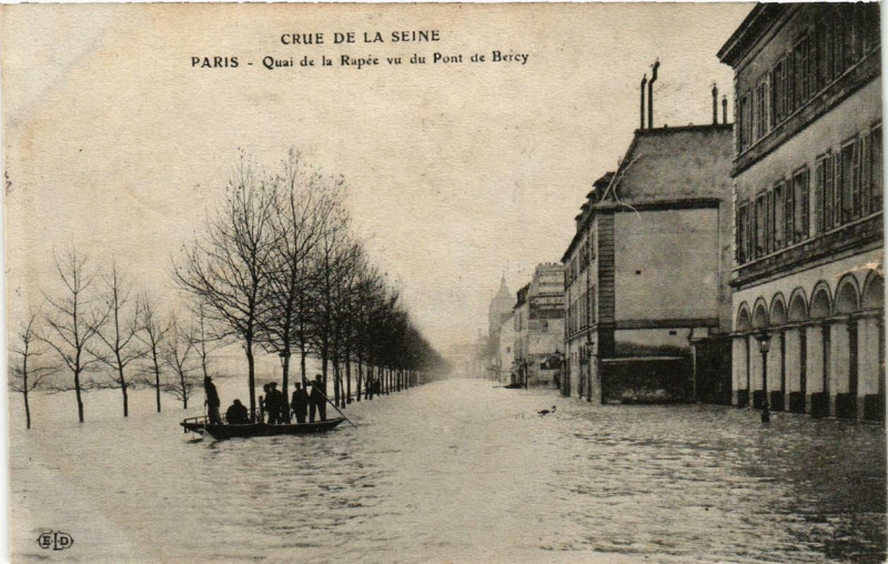 Carte postale ancienne Crue de la Seine - Quai de la Rapée vu du Pont de Bercy à Paris 12e