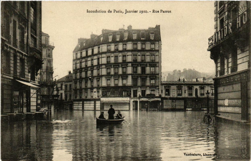 Carte postale ancienne Paris Rue Parrot Inondations 1910 à Paris