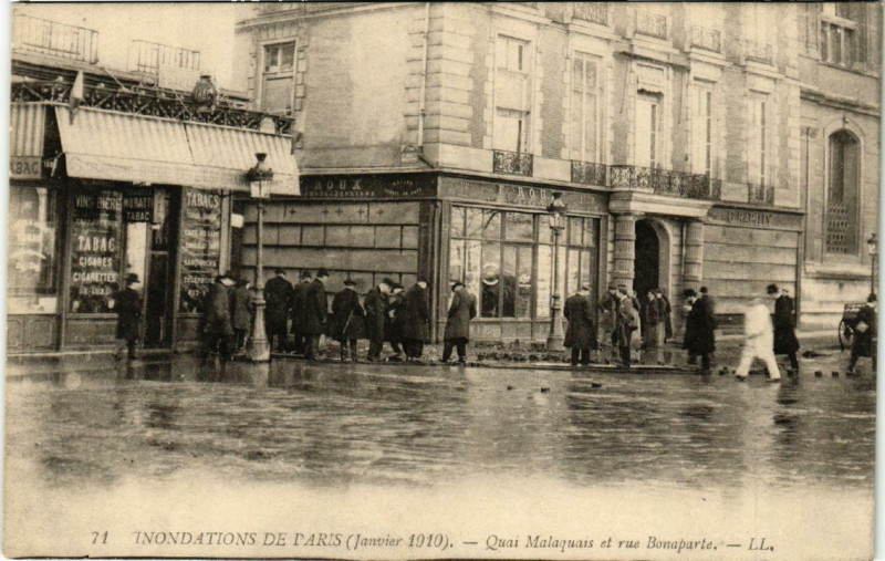 Carte postale ancienne Paris Quai Malaquais et rue Bonaparte Inondations 1910 à Paris