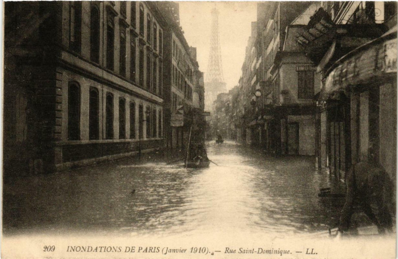 Carte postale ancienne Paris Rue Saint-Dominique Inondations 1910 à Paris