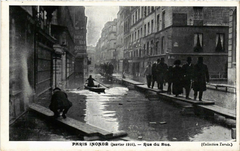 Carte postale ancienne Paris Rue du Bac Inondations 1910 à Paris