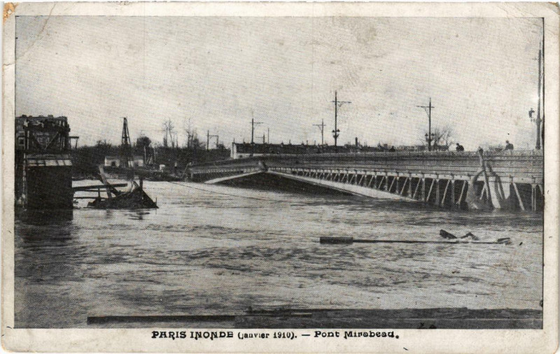Carte postale ancienne Paris Pont Mirabeau Inondations 1910 à Paris