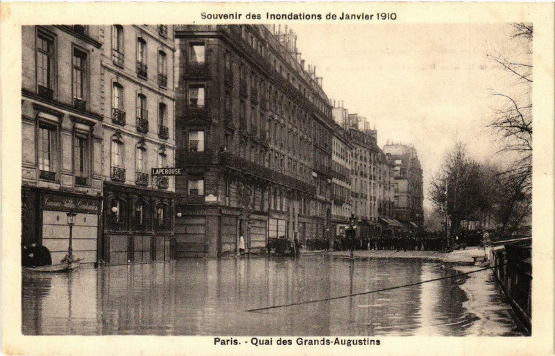 Carte postale ancienne Paris Quai des Grands Augustins Inondations 1910 à Paris
