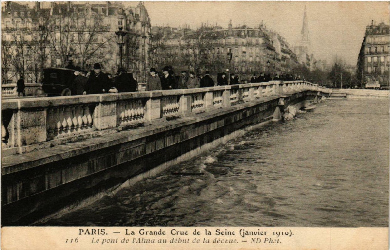 Carte postale ancienne Paris Le pont de l'Alma Inondations 1910 à Paris