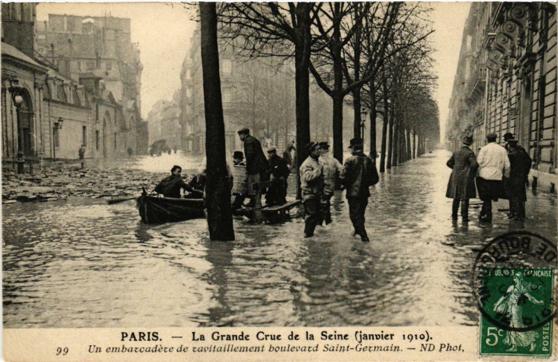Carte postale ancienne Paris Un embarcadere de ravitaillement Inondations 1910 à Paris