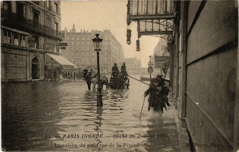 Carte postale ancienne Paris Livrason du pain rue de la Pepiniere Inondations 1910 à Paris