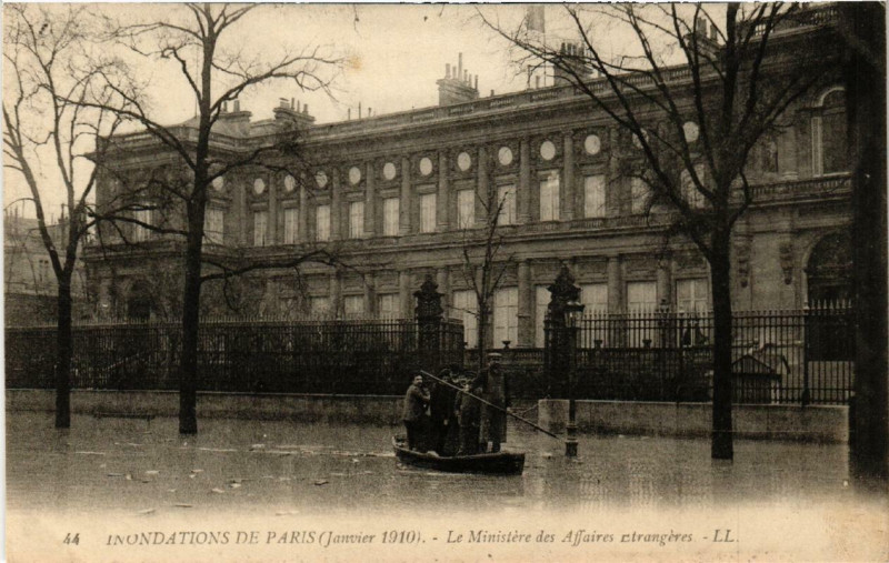 Carte postale ancienne Paris Le Ministere des Affaires Etrangeres Inondations 1910 à Paris