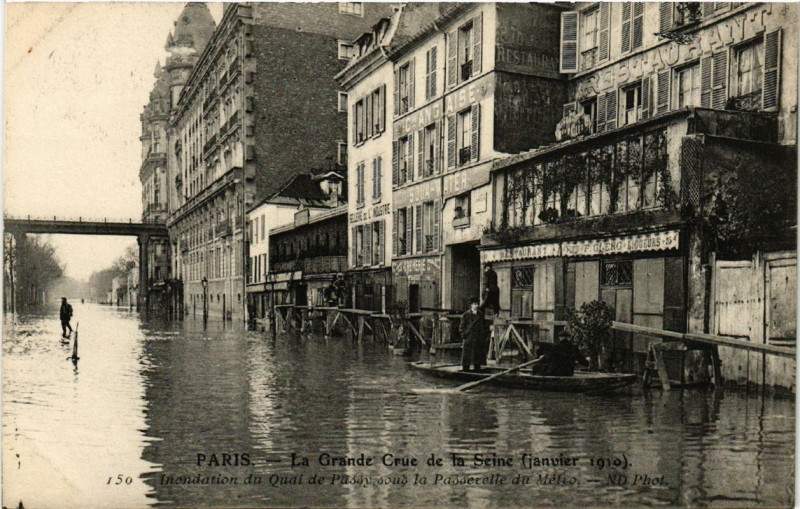 Carte postale ancienne Paris Quai Passy sous la Passerelle du Metro Inondations 1910 à Paris