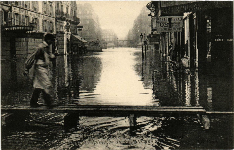 Carte postale ancienne Paris Rue de la Pepiniere Inondations 1910 à Paris