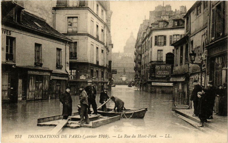 Carte postale ancienne Paris La rue du Haut-Pave Inondations 1910 à Paris
