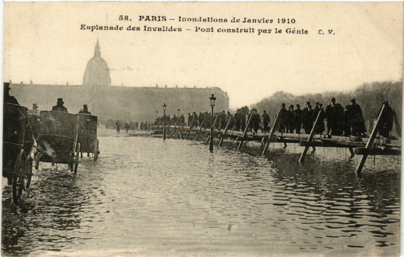 Carte postale ancienne Paris Esplanade des Invalides Pont par le Genie Inondations 1910 à Paris