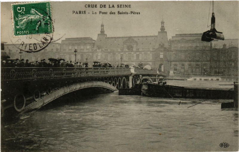 Carte postale ancienne Paris Le Pont des Saints-Peres Inondations 1910 à Paris