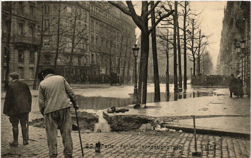 Carte postale ancienne Paris Une source Bd Haussmann Inondations 1910 à Paris