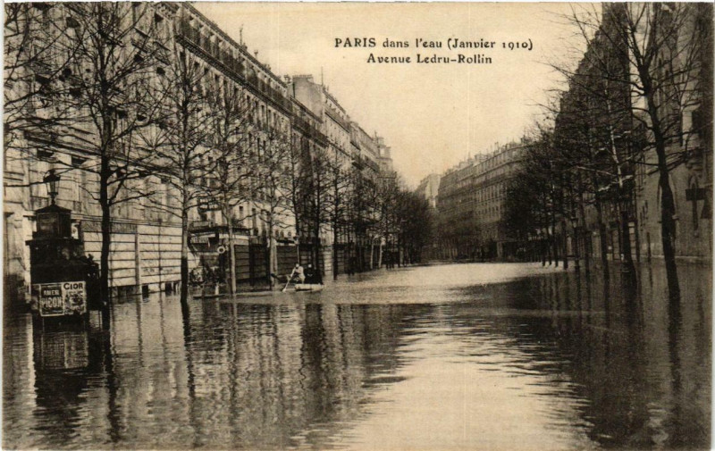 Carte postale ancienne Paris Avenue Ledru-Rollin Inondations 1910 à Paris