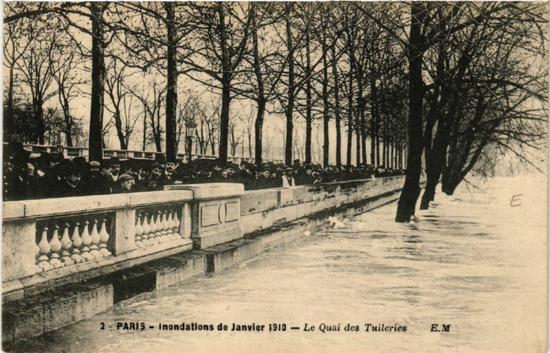 Carte postale ancienne Paris Le Quai des Tuileries Inondations 1910 à Paris