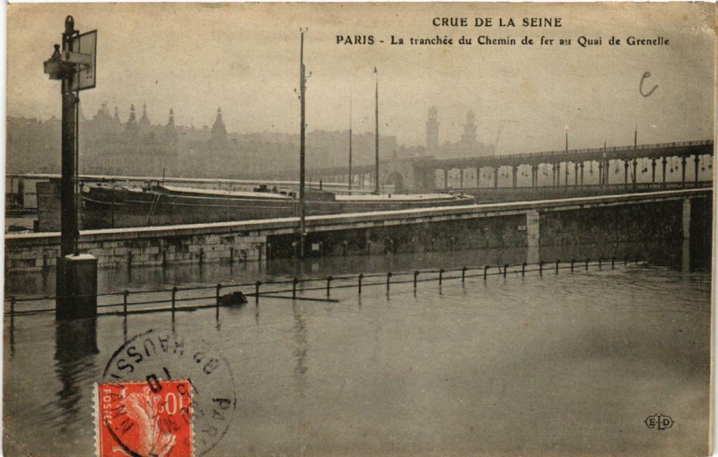 Carte postale ancienne Crue de la Seine - La tranchée du Chemin de fer au Quai de Grenelle à Paris 15e