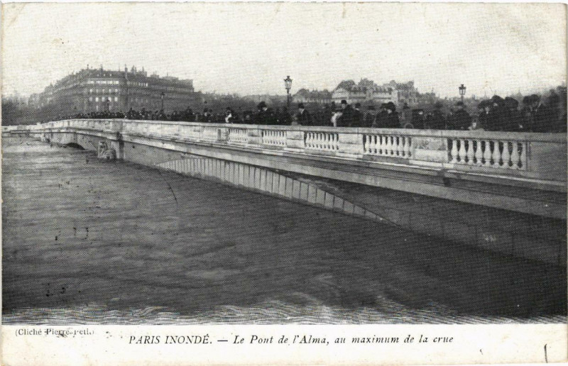 Carte postale ancienne Paris Le Pont de l'Alma Inondations 1910 à Paris