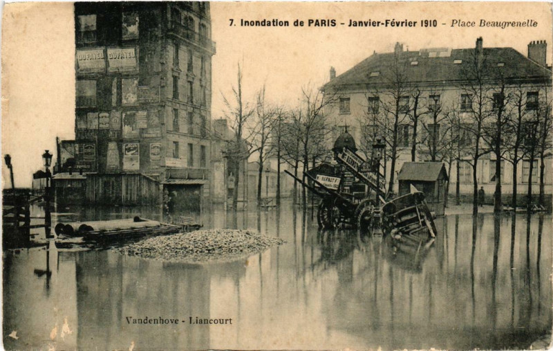 Carte postale ancienne Paris Place Beaugrenelle Inondations 1910 à Paris