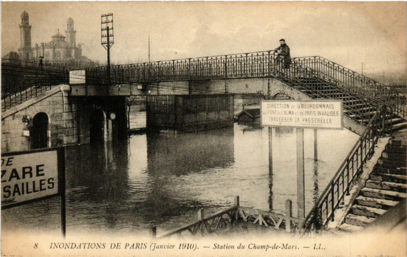 Carte postale ancienne Paris Station du Champ de Mars Inondations 1910 à Paris