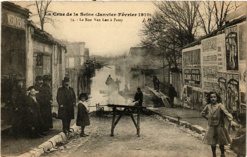 Carte postale ancienne La Crue de la Seine - La Rue Van Loo à Passy à Paris 16e
