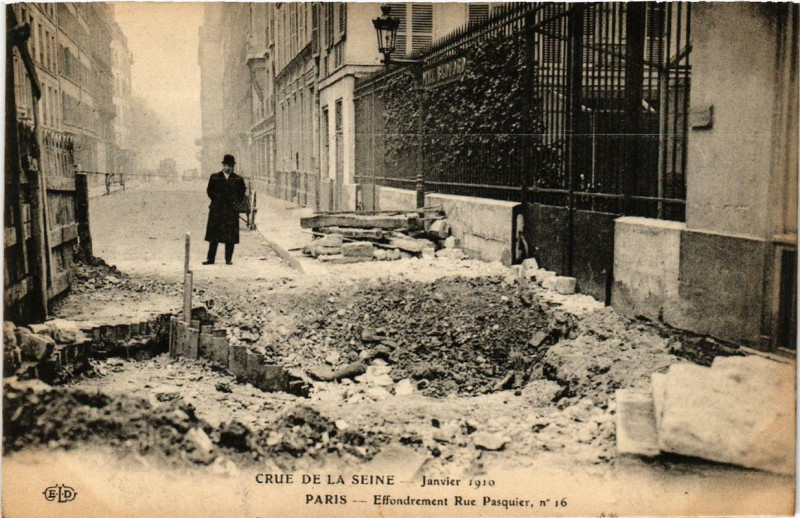 Carte postale ancienne Paris Effondrement Rue Pasquier Inondations 1910 à Paris