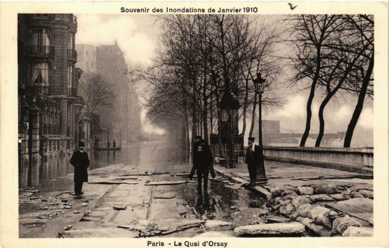 Carte postale ancienne Paris Le Quai d'Orsay Inondations 1910 à Paris