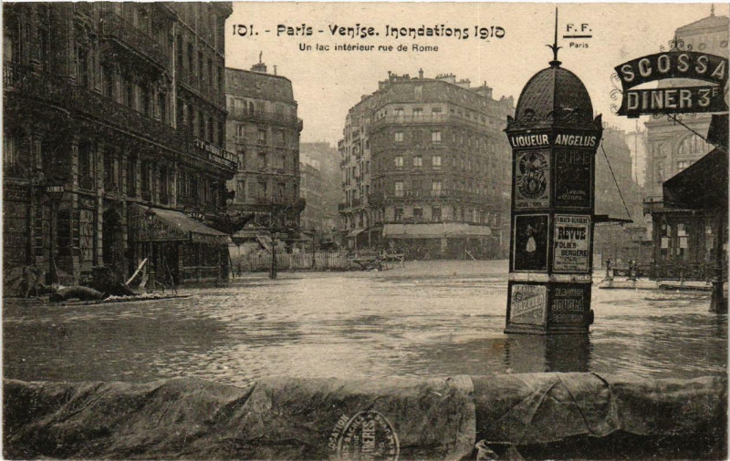 Carte postale ancienne Paris Un lac Intérieur rue de Rome Inondations 1910 à Paris
