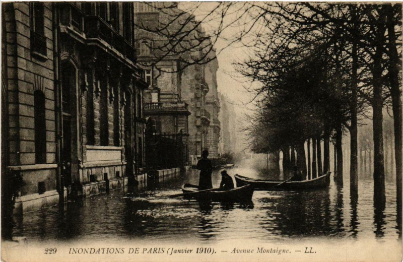 Carte postale ancienne Paris Avenue Montaigne Inondations 1910 à Paris