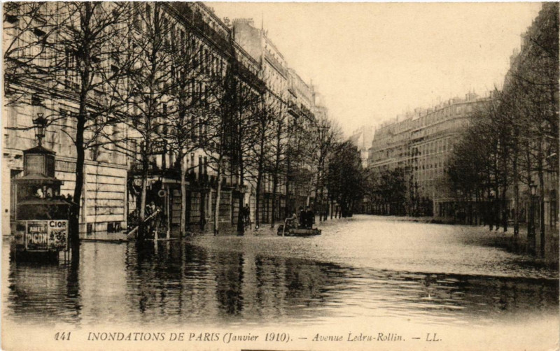 Carte postale ancienne Paris Avenue Ledru-Rollin Inondations 1910 à Paris