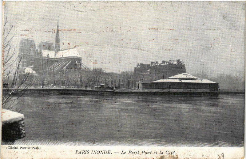 Carte postale ancienne Paris Le Petit Pont et La Cite Inondations 1910 à Paris