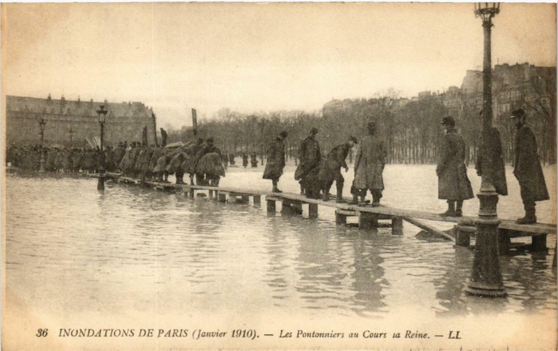 Carte postale ancienne Paris Les Pontonniers au Cours la Reine Inondations 1910 à Paris