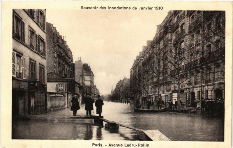 Carte postale ancienne Paris Avenue Ledru-Rollin Inondations 1910 à Paris