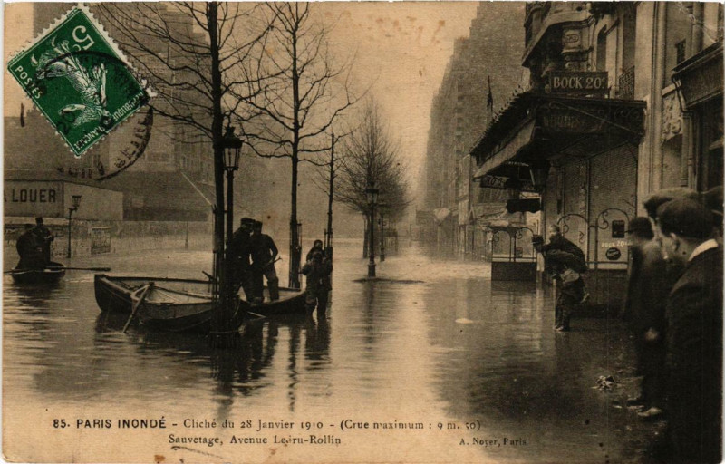 Carte postale ancienne Paris Sauvetage Avenue Ledru-Rollin Inondations 1910 à Paris
