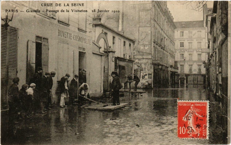 Carte postale ancienne Paris Grenelle Passage de la Visitation Inondations 1910 à Paris