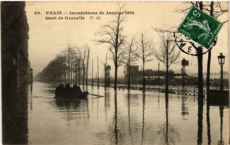 Carte postale ancienne Paris Quai de Grenelle Inondations 1910 à Paris
