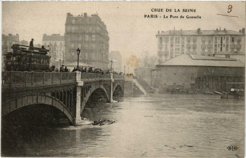 Carte postale ancienne Crue de la Seine - Le Pont de Grenelle à Paris 15e