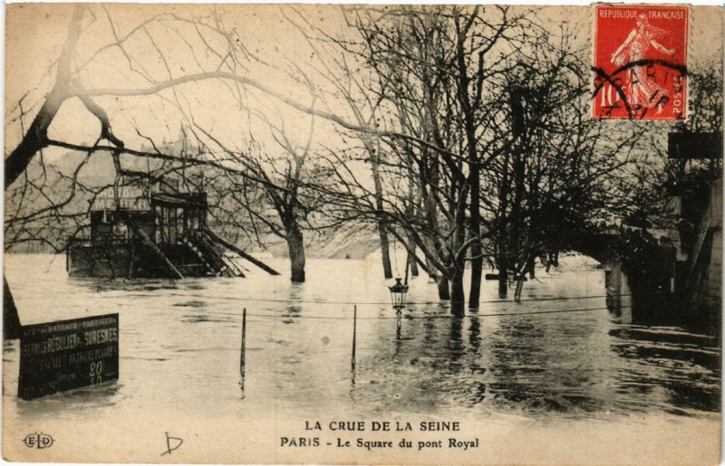 Carte postale ancienne Paris Le Square du Pont Royal Inondations 1910 à Paris