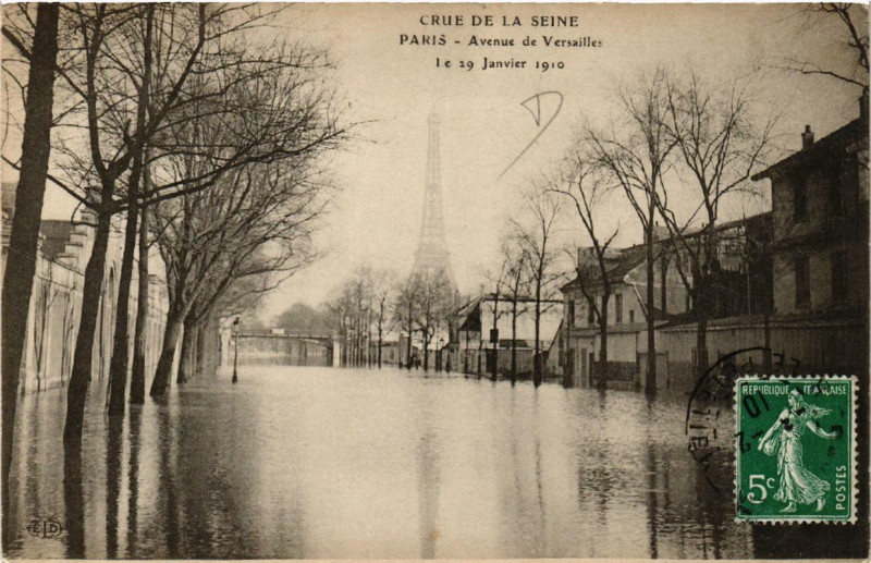 Carte postale ancienne Paris Avenue de Versailles Inondations 1910 à Paris