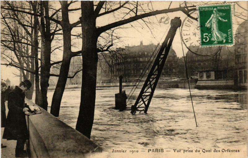 Carte postale ancienne Paris vue prise du Quai des Orfevres Inondations 1910 à Paris