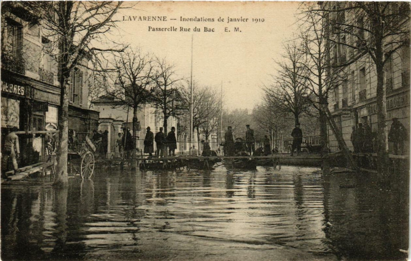 Carte postale ancienne Paris Passerelle Rue du bac Inondations 1910 à Paris