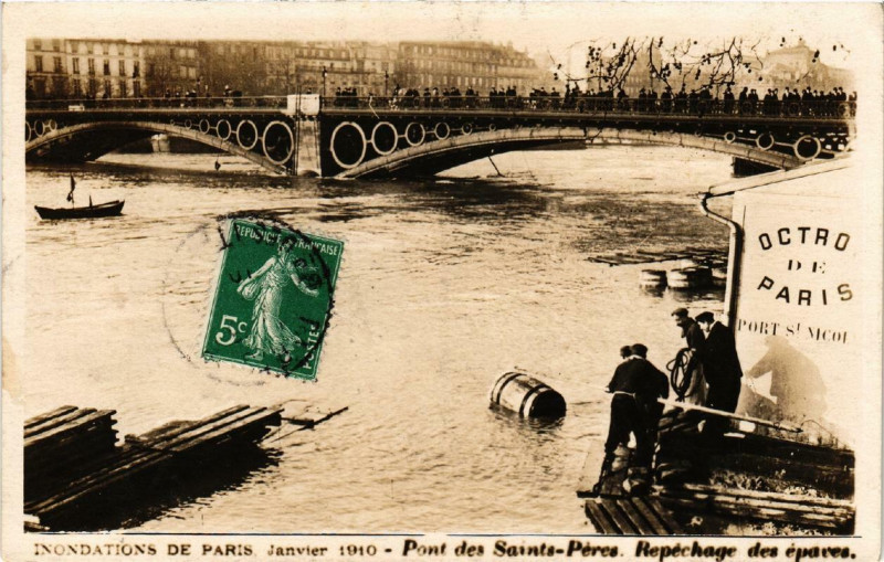 Carte postale ancienne Paris Pont des Saints-Peres Repechage des epaves Inondations 1910 à Paris
