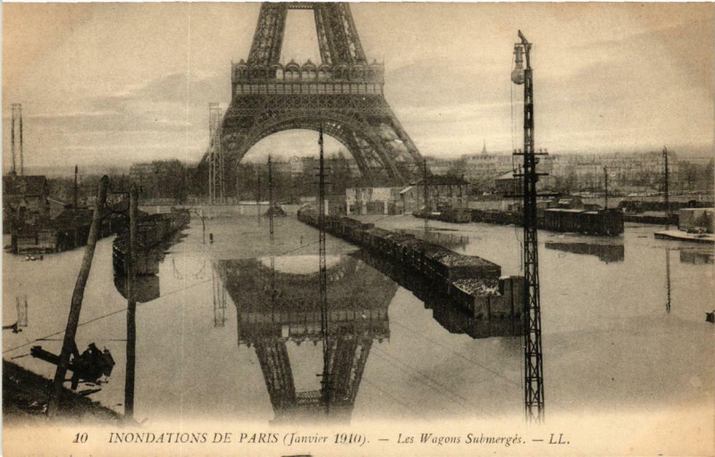 Carte postale ancienne Paris Les Wagons Submerges Inondations 1910 à Paris